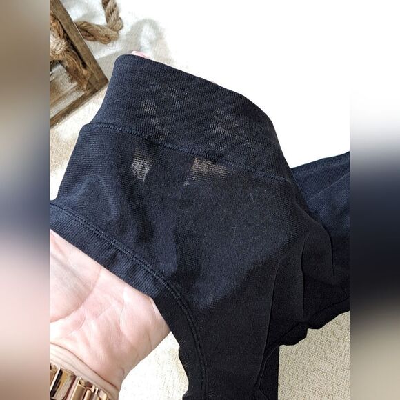 NWT SKIMS THONG - Picture 3 of 6